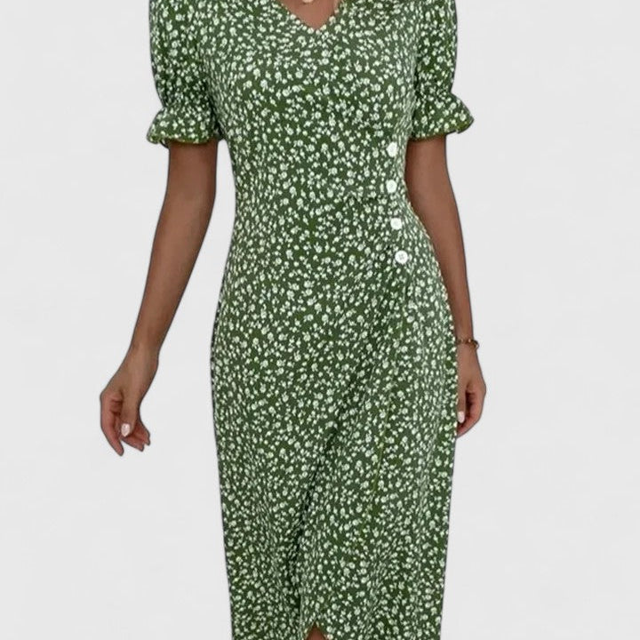Robe mi-longue vert à fleurs blanches, encolure V, boutons au buste, ourlet fendu.