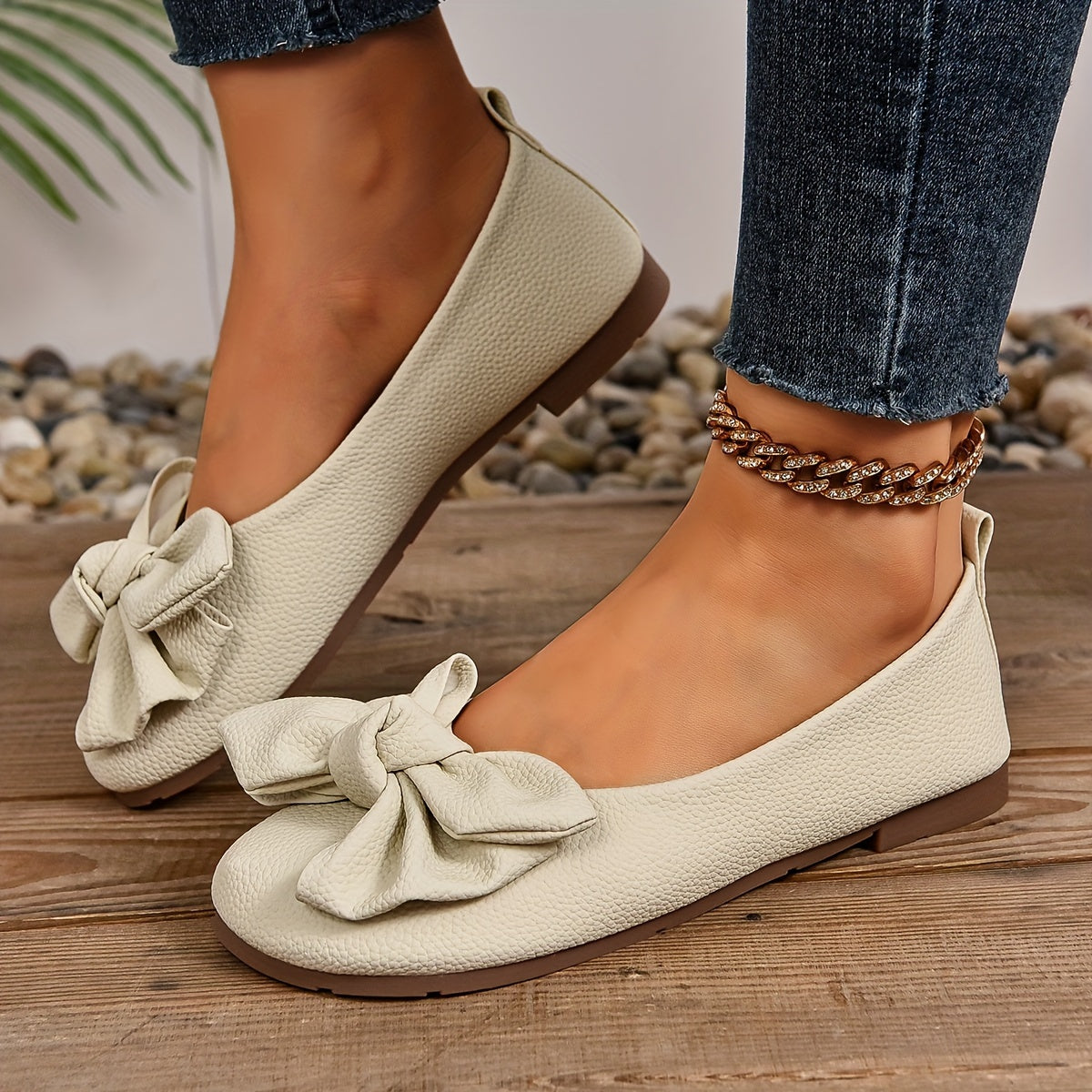 Ballerines à bout arrondi beige à nœud, vue en angle sur les côtés