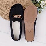 Chaussures plates noires vues de dessous, semelle extérieure beige avec stries.