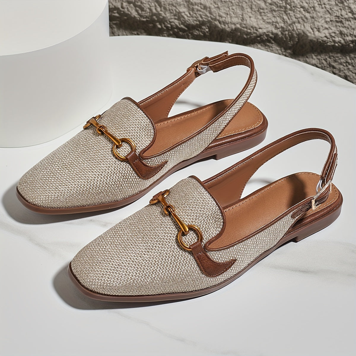 Mocassins Quitterie beige texturé, bride à boucle dorée, vue en paire sur présentoir