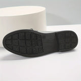 Semelle extérieure noire crantée de mocassins vernis