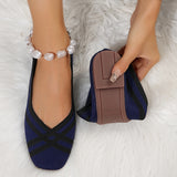 Ballerines souples respirantes bleues à motifs sombres, avec bracelet de perles blanches.