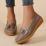 Mocassins souples taupe/marron avec décor floral sur le dessus, semelle en caoutchouc