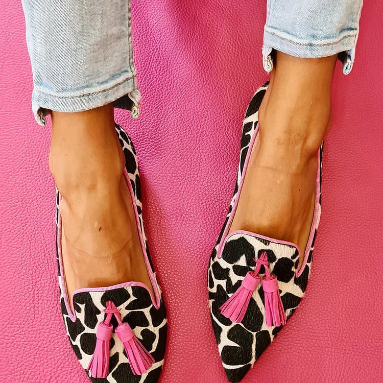 Mocassins frangés à motif vache, pompons roses, bout pointu et empiècement intérieur rose