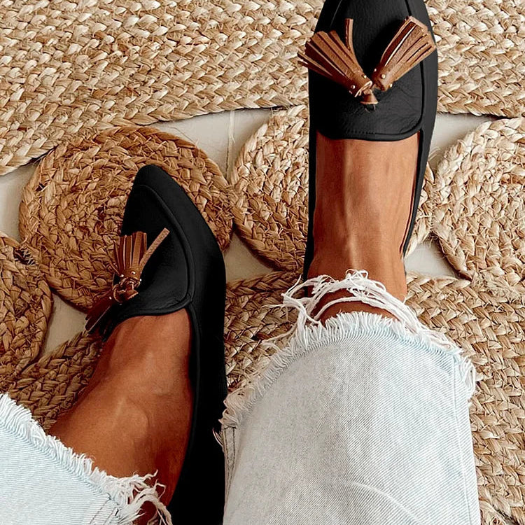 Paire de mocassins noirs à franges modernes et nœud tressé, talon plat