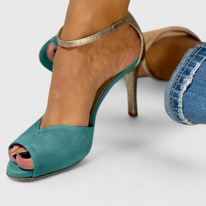 Escarpins à talon turquoise, bout ouvert, bride cheville bord argenté.