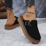 Mocassins noirs à boucle rectangulaire, vue de profil, semelle brun clair.