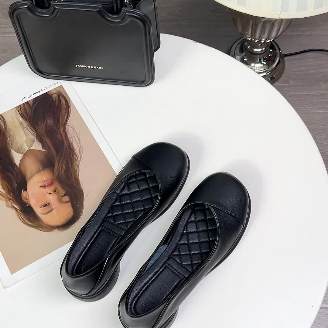 Ballerines noires souples avec dessus matelassé en losanges, bout arrondi