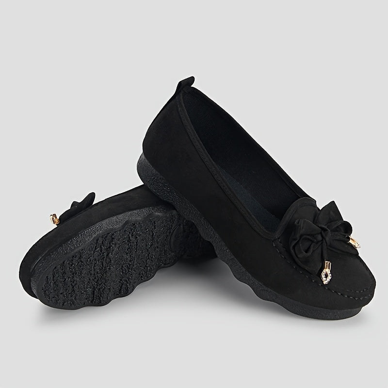 Mocassins noirs en daim, semelle épaisse texturée, nœud et pampilles décoratives