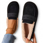 Mocassins noirs en daim avec bordure fourrée beige et patte décorative en haut