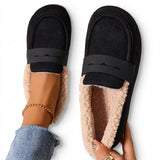 Mocassins noirs en daim avec bordure fourrée beige et patte décorative en haut