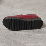 Semelle extérieure crantée d’un mocassin bordeaux, semelle noire