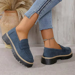 Mocassins bleu marine à semelle crantée, bride à patte et semelle épaisse