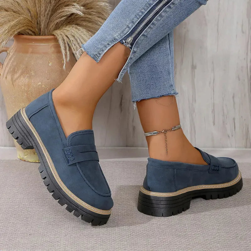 Mocassins bleu marine à semelle crantée, bride à patte et semelle épaisse