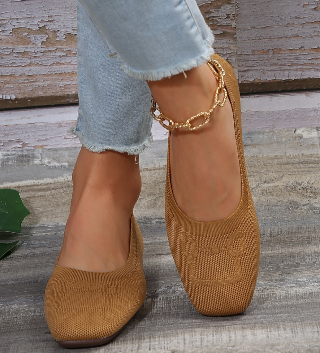 Ballerines tissées à bout fermé, couleur caramel, portées avec chaîne dorée