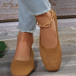 Ballerines tissées à bout fermé, couleur caramel, portées avec chaîne dorée