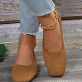 Ballerines tissées à bout fermé, couleur caramel, portées avec chaîne dorée