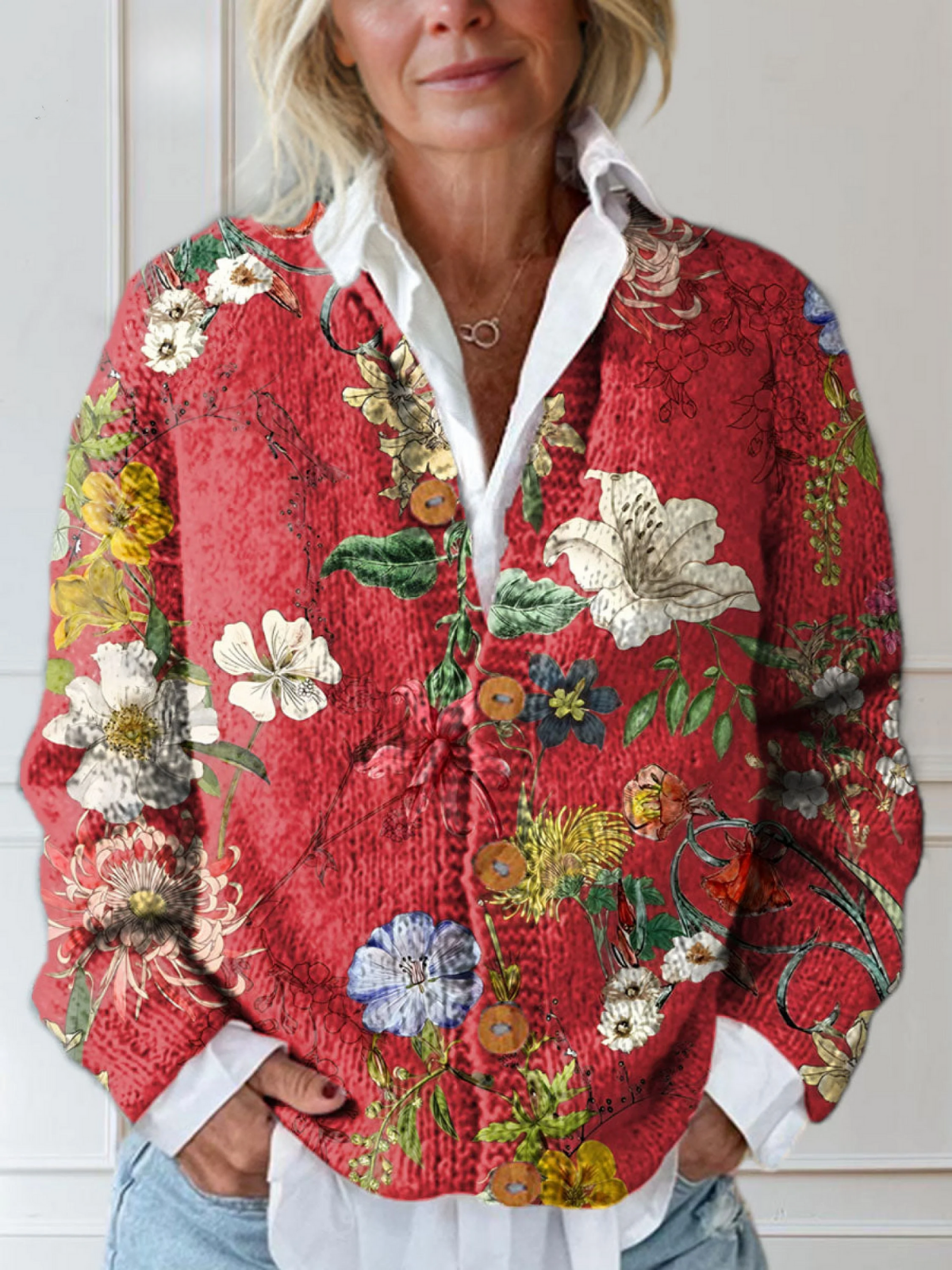 Cardigan tricoté rouge à col ouvert, boutons et motifs floraux vintage multicolores.