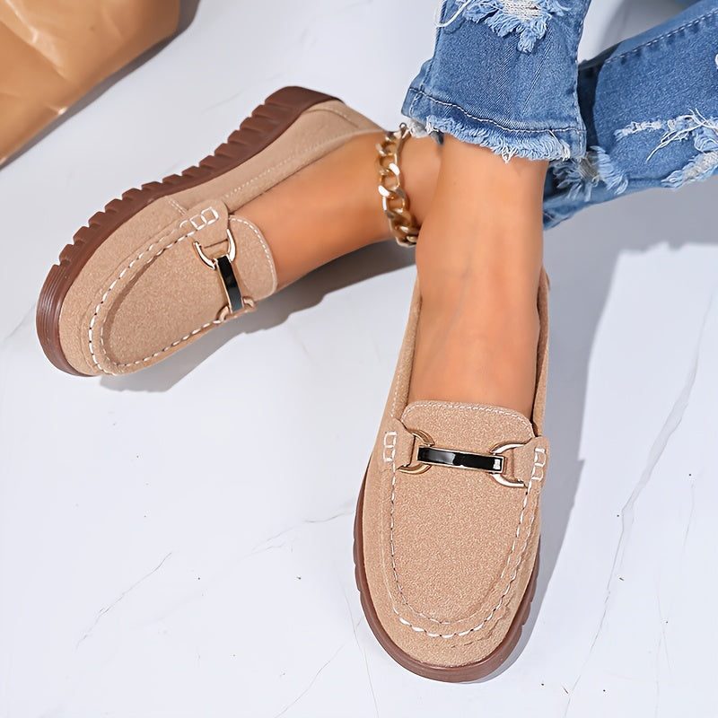 Mocassins beiges à boucle métal, empiècements cousus et semelle épaisse