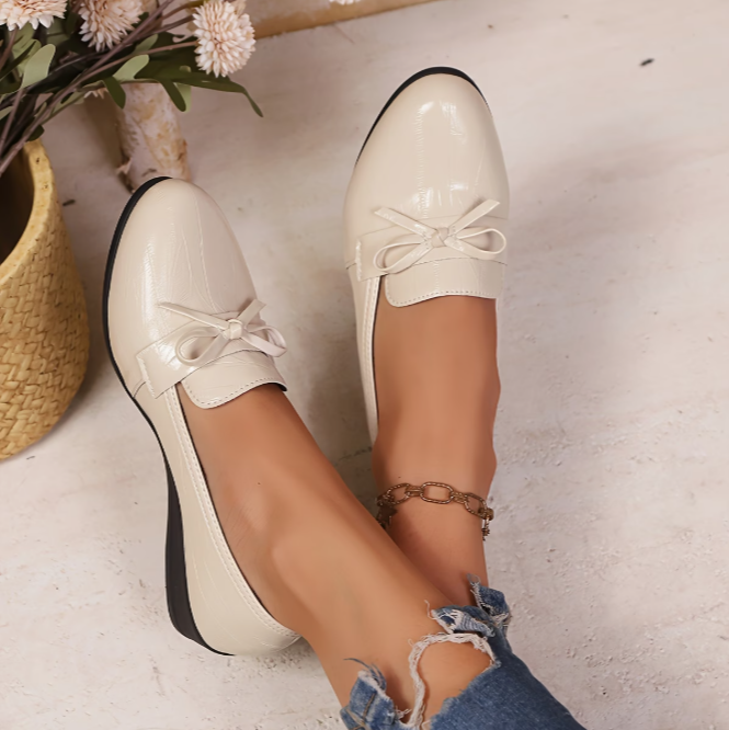 Mocassins blancs vernis à nœud sur l’empeigne et semelle noire