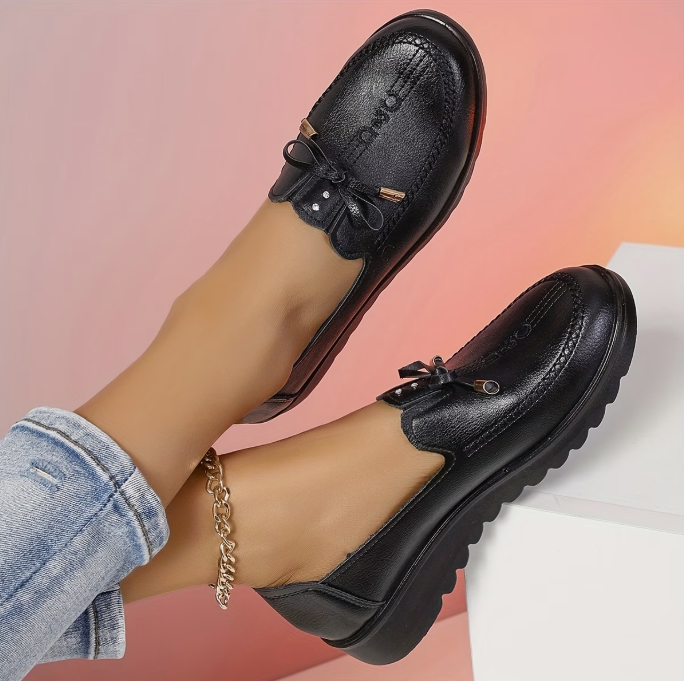 Mocassin noir à lacets avec nœud sur le dessus, vue latérale