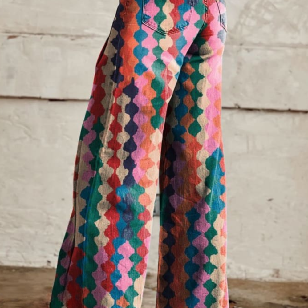 Pantalon bohème Cécile à motif géométrique multicolore, taille élastique, coupe évasée.