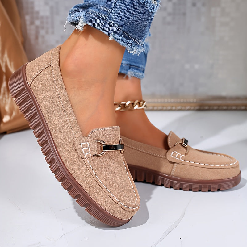 Mocassins beiges à boucle métal, semelle crantée et coutures décoratives