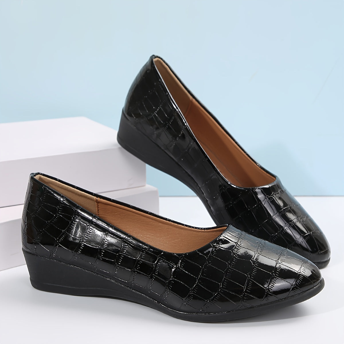Paire de mocassins vernis noirs, bout rond, motif croco, semelle compensée