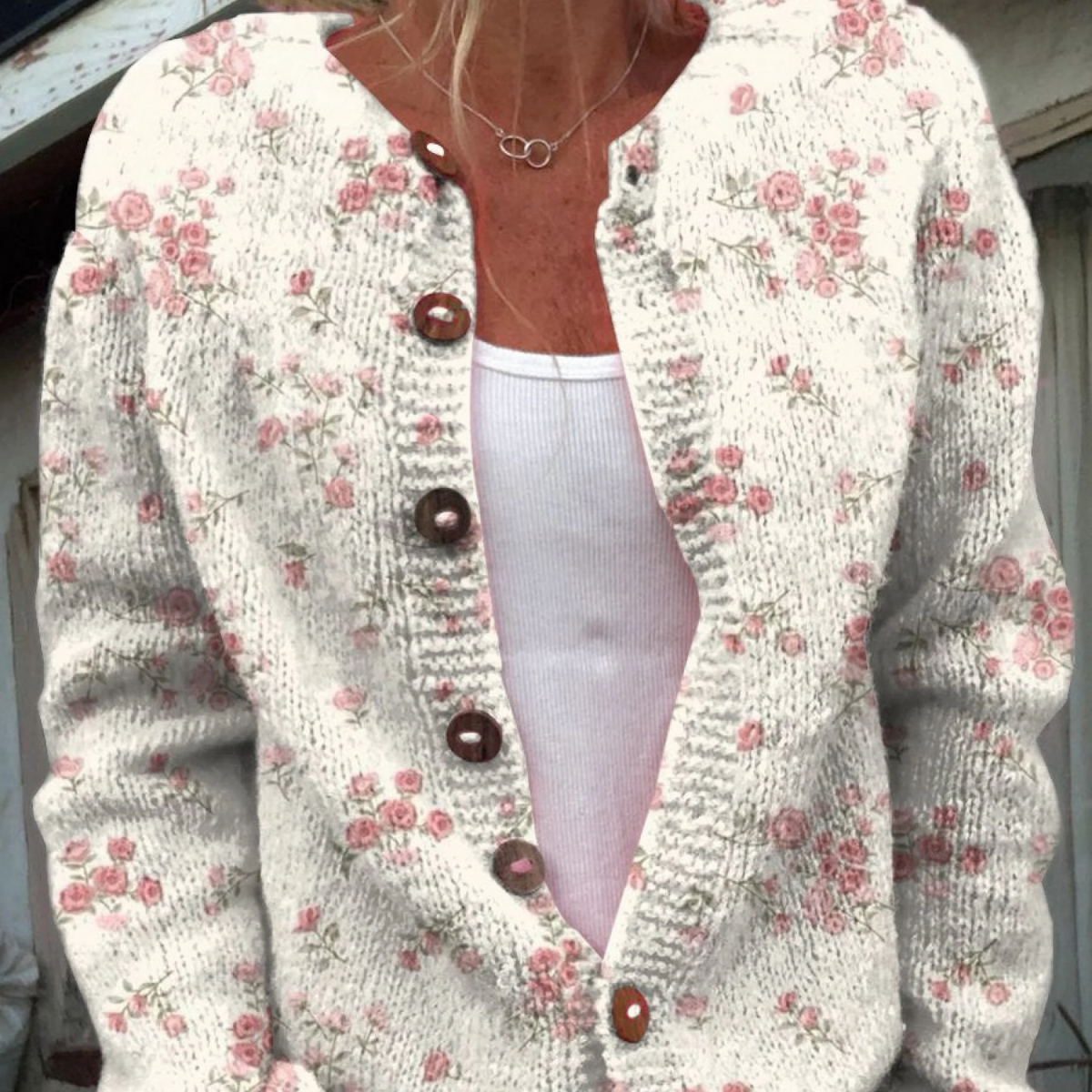 Cardigan en maille claire à imprimé de roses, encolure V et boutons marron, manches longues