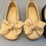 Ballerines à bout arrondi avec nœud, tons beige et noir, vue d’ensemble