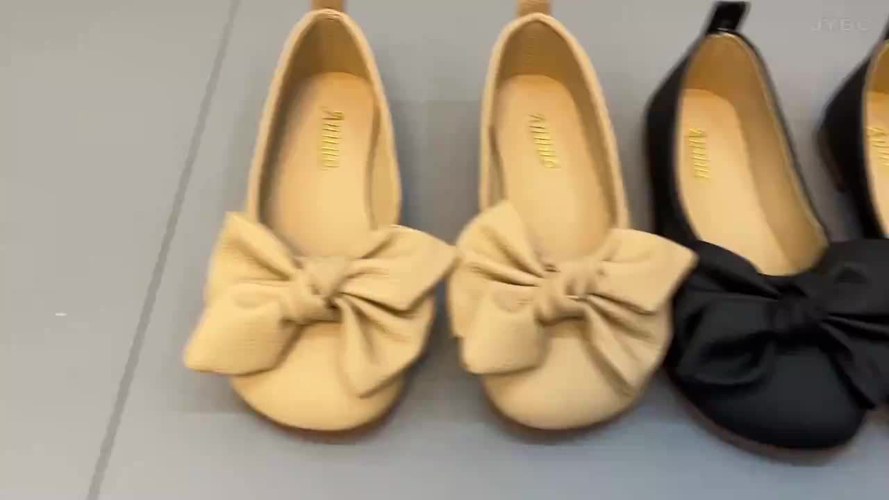 Ballerines à bout arrondi avec nœud, tons beige et noir, vue d’ensemble