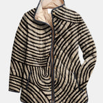 Veste matelassée motif cercles dessinés à la main, noir et écru, boutonnée, intérieur du col beige