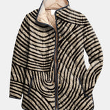 Veste matelassée motif cercles dessinés à la main, noir et écru, boutonnée, intérieur du col beige