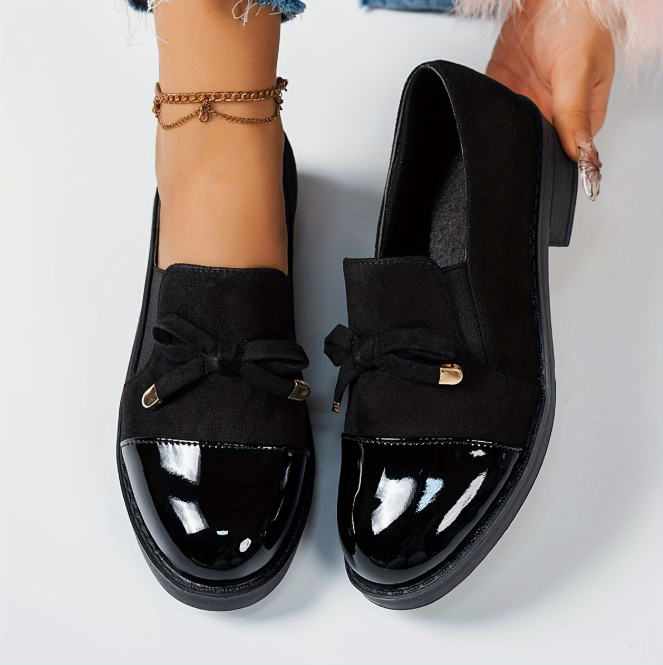 Mocassins noirs vernies et suédine, nœud sur le dessus, semelle noire épaisse