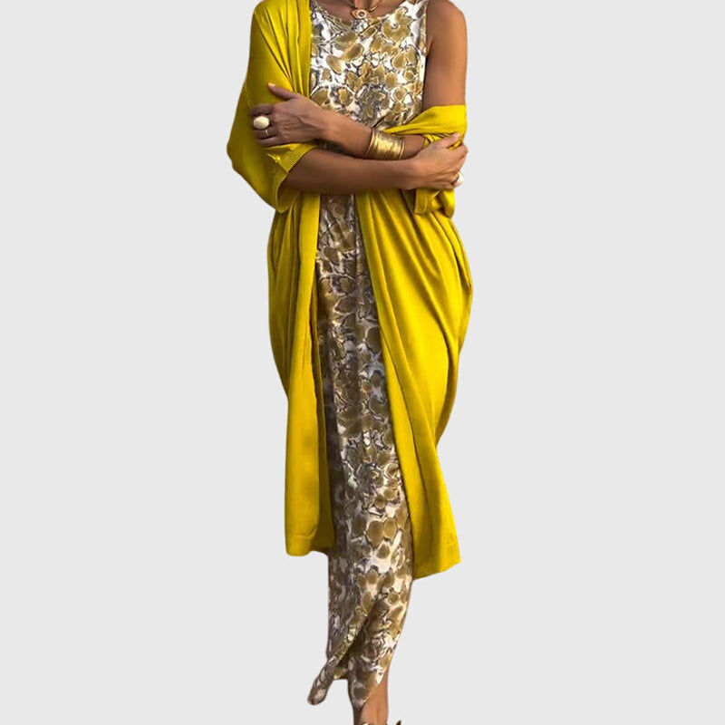 Ensemble deux pièces : robe longue à imprimé animal et sur-veste fluide jaune.