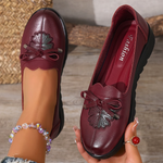 Mocassins bordeaux à nœud, dessus en cuir lisse, détail floral, vue de côté.