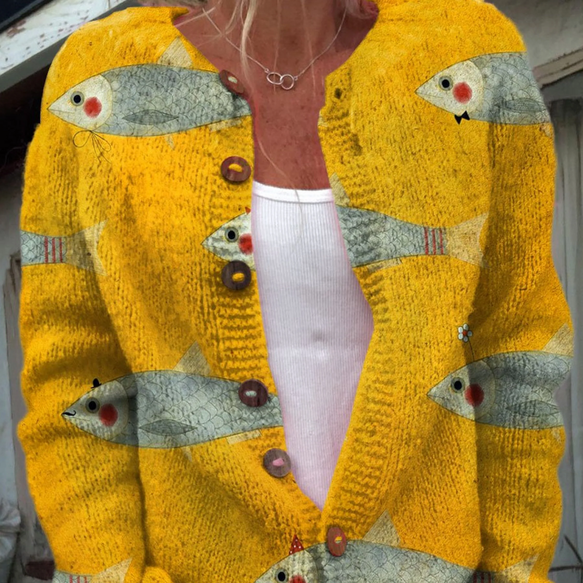 Cardigan jaune boutonné, imprimé sardines multicolores et poignets côtelés