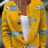 Cardigan jaune boutonné, imprimé sardines multicolores et poignets côtelés