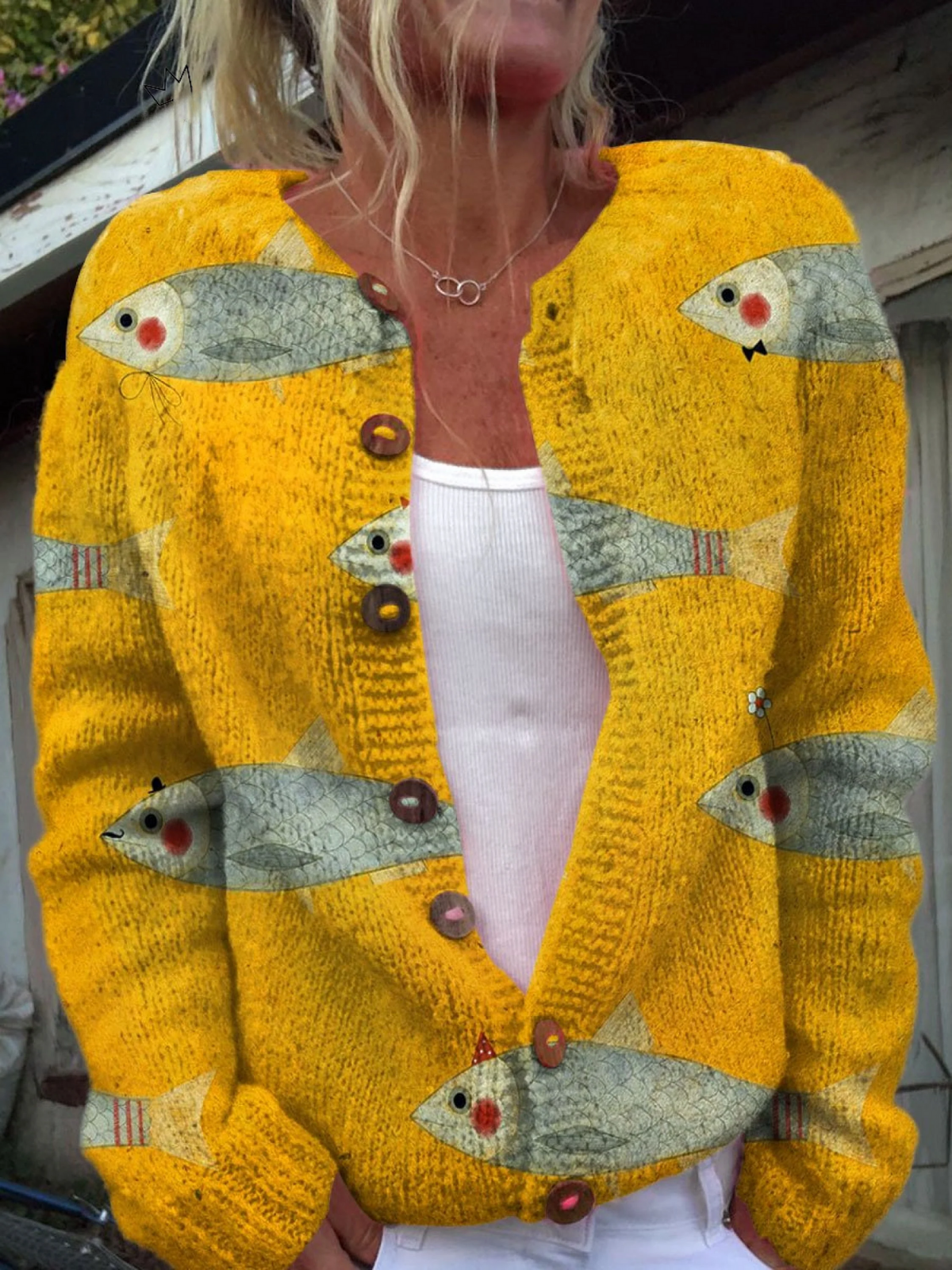 Cardigan jaune boutonné, imprimé sardines multicolores et poignets côtelés