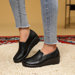 Mocassins noirs à semelle épaisse, vue trois-quarts, bride circulaire décorative