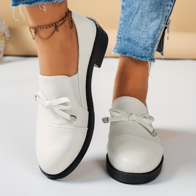 Mocassins blancs à nœud, bout arrondi, bride avec boucle et effet cuir texturé