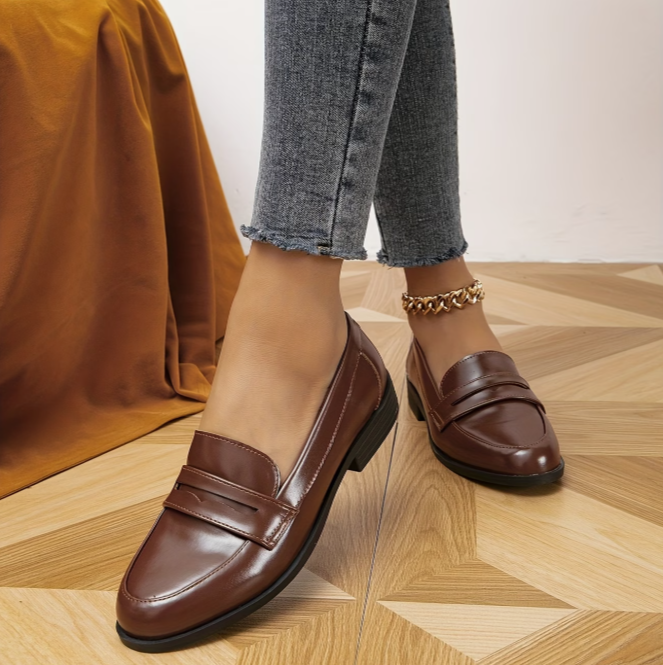 Mocassins classiques en cuir marron, bride décorative et semelle noire