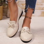 Mocassins crème vernis à nœud, bout rond et semelle noire