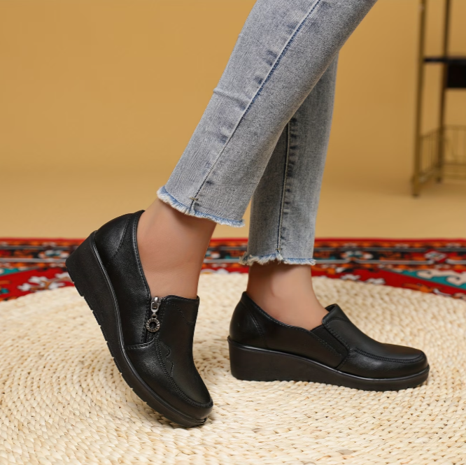 Mocassins noirs à semelle épaisse, vue de profil, bride décorative et bout rond