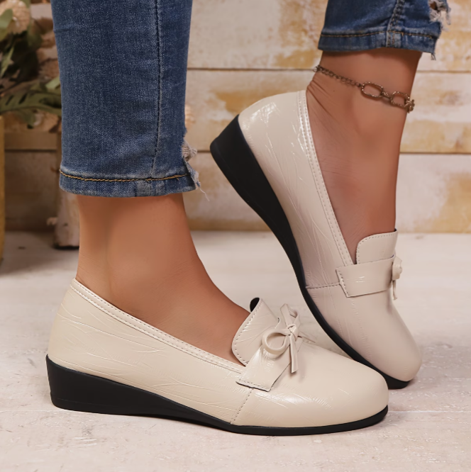 Mocassins blancs vernis à nœud, semelle épaisse noire