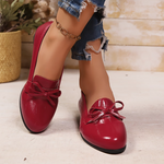 Mocassins rouges vernis à nœud, vue de face sur bout rond