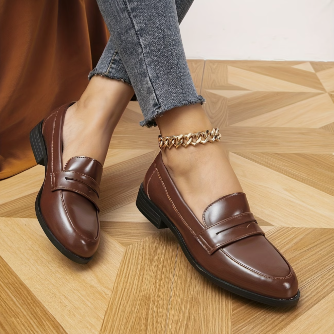 Mocassins classiques en cuir marron, bride décorative et semelle noire