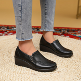 Mocassins noirs à semelle épaisse, paire portée, dessus lisse et bride au cou-de-pied