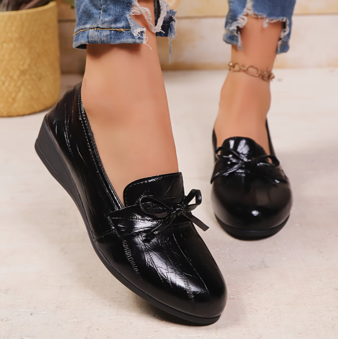 Mocassins noirs vernis à nœud sur l’empeigne
