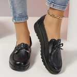 Mocassins noirs à lacets, vue de face et profil, semelle crantée